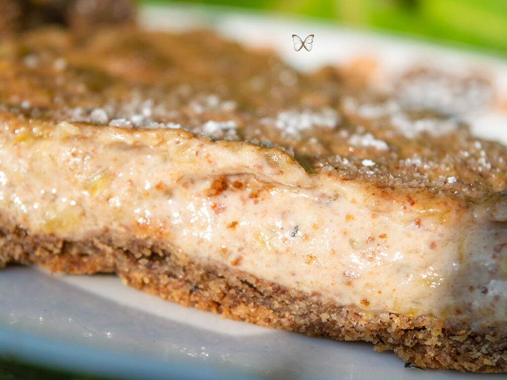 Rabarberu tarte ar bezglutēna pamatni un jogurta pildījumu. Vasarīga recepte ar mandeļu un linsēklu miltiem, krēmīgu pildījumu un piparmētru pūdercukuru, ideāli piemērota svētkiem un veselīgai desertu izvēlei.